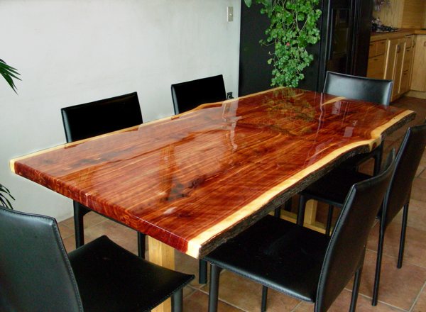 A live-edge wooden epoxy table top with a properly cured epoxy finish.