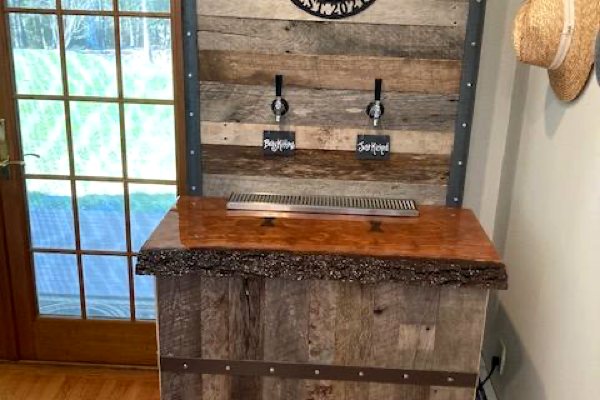 A small live-edge commercial epoxy bar top in a lodge. It has been finished with UltraClear Bar & Table Top Epoxy.