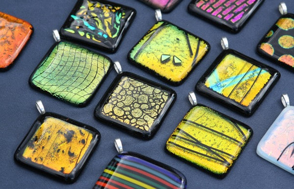 Mica powder pigments and liquid pigments